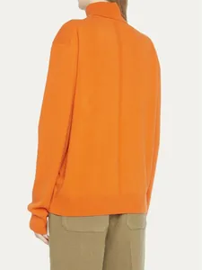 Vista trasera de un jersey naranja de cuello alto en 100% lana merino para mujer, estilo casual
