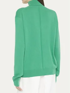 Vista trasera del jersey de cuello alto verde para mujer en 100% lana merino estilo minimal.
