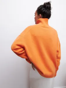 Vue arrière détaillée d'un pull en maille orange vif à col roulé surdimensionné