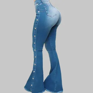 Zijaanzicht van blauwe flared jeans met hoge taille, knopen en gerafelde zoom