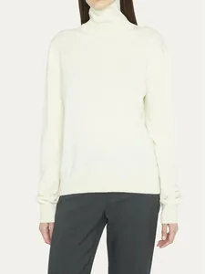 Jersey de cuello alto premium para mujer en 100% lana merina, elegante color blanco roto.