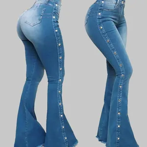 Detailweergave van flare jeans met hoge taille en metalen knopen aan de zijkant