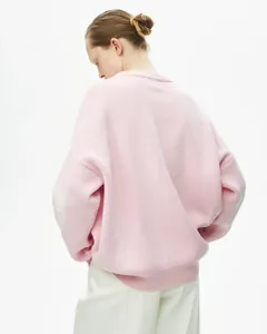 Detaillierte Rückansicht eines lockeren Oversize-Strickpullovers in zartem Rosa