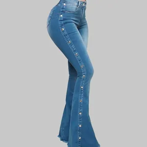 Gedetailleerd zijaanzicht van flare jeans met hoge taille en metalen studs aan zijkant