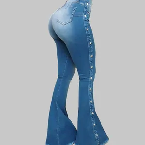 Detail van high-waisted stretch flare jeans met knopen aan de zijkant en rafelrand.