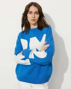 Detailansicht eines blauen Oversized-Strickpullovers mit großem weißem Grafikdruck