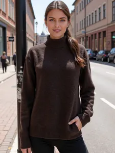 Hochwertige Detailaufnahme eines lockeren dunkelbraunen Rollkragenpullovers für Damen