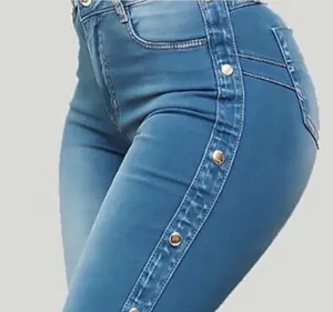 Zijaanzicht detail van high-waist jeans met metalen studs
