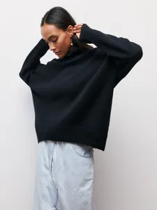 Pull à col roulé noir confortable avec une coupe ample pour les tenues d'automne et d'hiver.