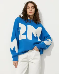 Detailaufnahme eines blauen Oversize-Pullovers mit großem weißen RM-Schriftzug