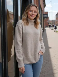 Gemütlicher hellbeiger Rollkragen-Strickpullover in einer natürlichen Straßenszene