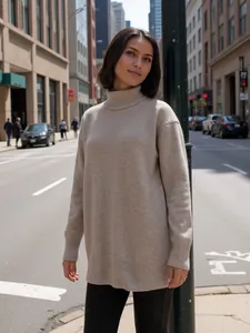 Nahaufnahme eines Models in einem gemütlichen beigen Oversize-Rollkragenpullover auf der Straße