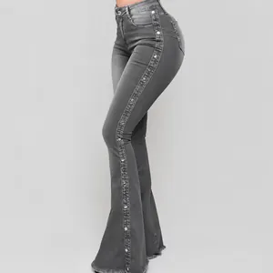 Graue Schlagjeans mit hoher Taille, seitlichen Knöpfen und ausgefranstem Saum