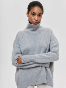 Gros plan détaillé d'un pull à col roulé gris oversize décontracté pour l'automne.