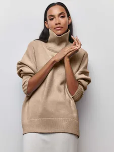 Détail d'un pull à col roulé beige surdimensionné élégant pour la mode automne-hiver des femmes