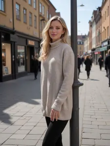 Weicher, beiger Oversize-Rollkragenstrickpullover, getragen von einem Model in der Stadt