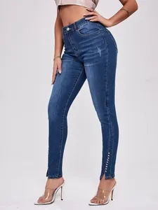 Seitenansicht der dehnbaren High-Waist-Skinny-Jeans mit Knöchelschlitzen und Perlendetails