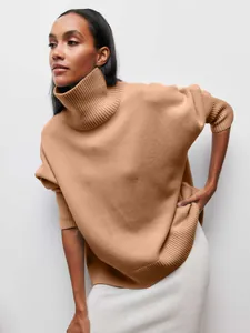 Chic pull en maille à col roulé ample camel pour femmes, détails côtelés élégants.