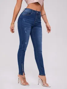 Schmale High-Waist-Jeans in Blau mit elegantem Perlenbesatz und geschlitztem Saumdetail