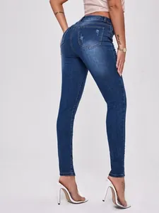 Detailansicht der High Waist Skinny Jeans in Blau mit Used-Look Tasche und schmaler Passform