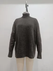 Detailansicht eines locker sitzenden dunkelbraunen Rollkragenpullovers aus Strick