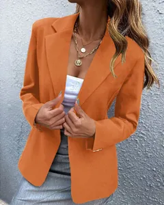 Detail van een levendige oranje casual blazer met lange mouwen en een klassieke knoopsluiting