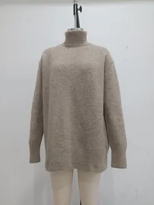 Gemütlicher Rollkragenpullover in Beige mit lockerer Übergröße für den Winter.