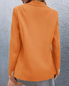 Achteraanzicht van een levendige oranje casual damesblazer met lange mouwen op de muur