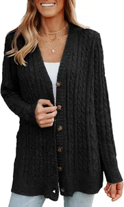 Détail d'un cardigan en maille torsadée gris anthracite avec boutons pour femme