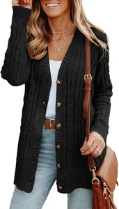 Détail du cardigan noir en maille torsadée pour femme avec boutons et manches longues