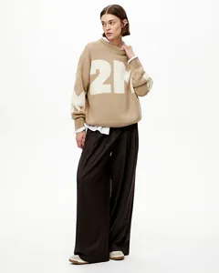 Overschnittener beiger Strickpullover mit weißem 2M-Buchstabenmuster und Rundhalsausschnitt