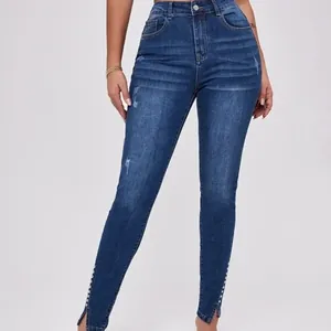 Jeans skinny a vita alta elasticizzati con spacco laterale e decorazione di perle sulla caviglia