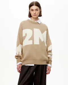 Detailansicht eines beigen Oversize-Pullovers mit Rundhalsausschnitt und 2M-Intarsienmuster