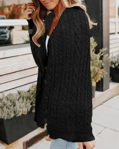 Vue détaillée montrant la texture de maille torsadée complexe et les boutons du cardigan noir