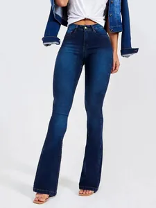Détail de la taille haute et de la jambe évasée du jean flare en denim bleu foncé.