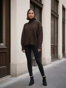 Vue extérieure d'un pull en maille ample à col haut marron foncé pour femme
