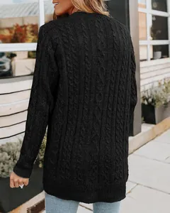 Vue arrière détaillée d'un long cardigan noir en maille torsadée à manches longues.