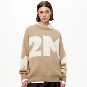 Frontansicht eines lockeren camelfarbenen Strickpullovers mit weißer 2M Intarsie