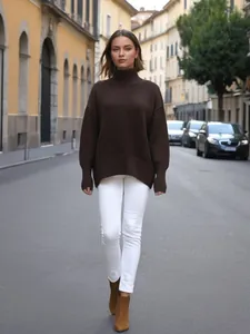Pull à col roulé marron surdimensionné pour femme dans une rue chic à l'extérieur