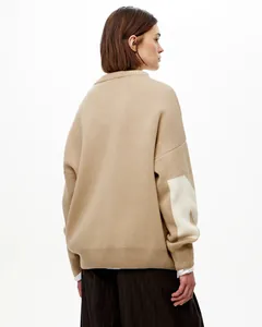 Übergroßer beige Strickpullover mit Rundhalsausschnitt und weißem Grafikdruck am Ärmel