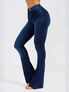 Vue détaillée du jean évasé extensible à taille haute bleu foncé sur mannequin, profil