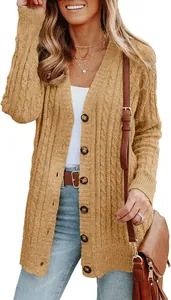 Vue détaillée d'un cardigan torsadé pour femme couleur camel avec fermeture à boutons
