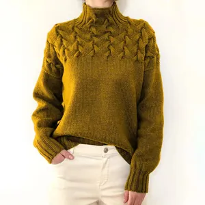 Detailierte Textur eines senfgelben Zopfstrick-Rollkragenpullovers für Damen Mode