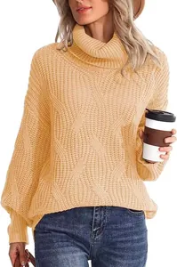 Vue détaillée d'un pull à col roulé en tricot torsadé jaune avec coupe ample chic