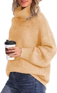 Gros plan d'un pull jaune à col roulé et torsades sur mannequin tenant un café