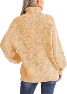 Gros plan sur le détail du dos montrant la texture torsadée d'un pull à col roulé