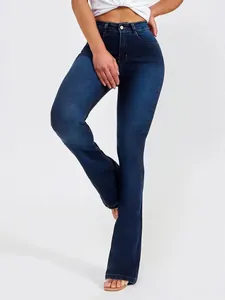 Vue en pied d'un jean évasé pour femme à taille haute et coupe ajustée extensible