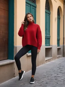 Mannequin chic portant un pull à col roulé rouge ample et des leggings noirs en plein air