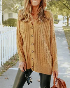 Vue détaillée du cardigan jaune moutarde en maille torsadée avec boutons et manches.