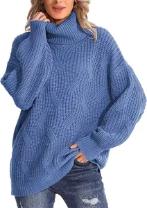Gros plan détaillé du pull à col roulé en maille torsadée bleue à texture épaisse
